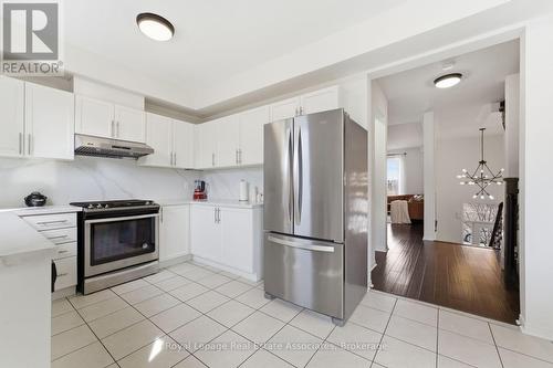 647 Courtney Valley Road, Mississauga, ON - Indoor Photo Showing Kitchen