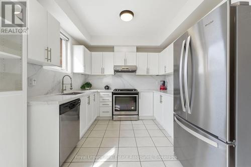 647 Courtney Valley Road, Mississauga, ON - Indoor Photo Showing Kitchen