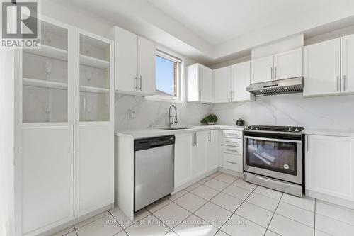 647 Courtney Valley Road, Mississauga, ON - Indoor Photo Showing Kitchen