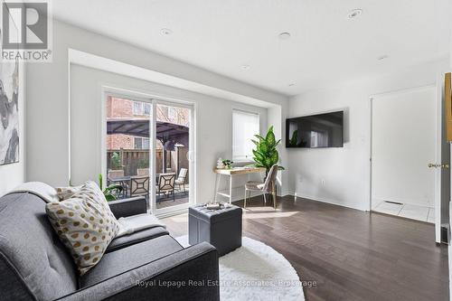 647 Courtney Valley Road, Mississauga, ON - Indoor Photo Showing Living Room