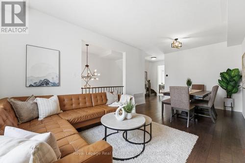 647 Courtney Valley Road, Mississauga, ON - Indoor Photo Showing Living Room
