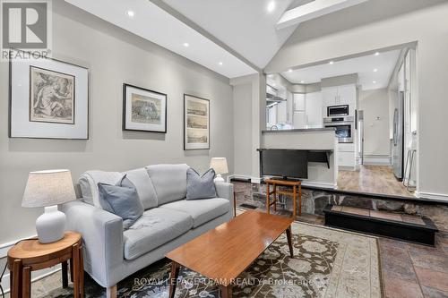 31 Wendover Avenue, Ottawa, ON - Indoor Photo Showing Living Room