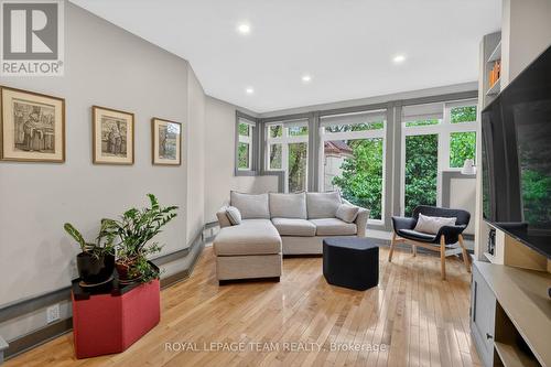 31 Wendover Avenue, Ottawa, ON - Indoor Photo Showing Living Room