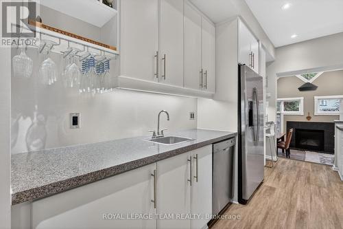 31 Wendover Avenue, Ottawa, ON - Indoor Photo Showing Kitchen With Upgraded Kitchen