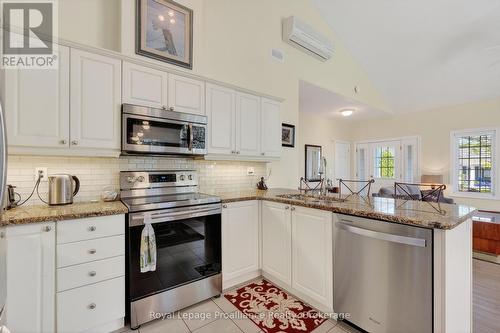 402 - 325 Densmore Road, Cobourg, ON - Indoor Photo Showing Kitchen
