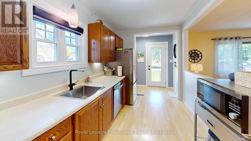 192 Pine Street, Belleville (Belleville Ward), ON - Indoor Photo Showing Kitchen