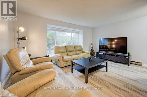 19 Hillbrook Crescent, Kitchener, ON - Indoor Photo Showing Living Room