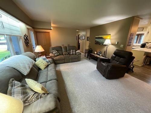 90 Mooswa Drive, Onanole, MB - Indoor Photo Showing Living Room