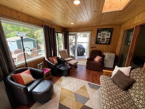 90 Mooswa Drive, Onanole, MB - Indoor Photo Showing Living Room