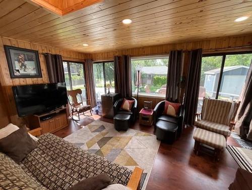 90 Mooswa Drive, Onanole, MB - Indoor Photo Showing Living Room