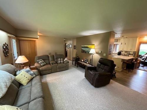 90 Mooswa Drive, Onanole, MB - Indoor Photo Showing Living Room