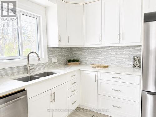 442 Scenic Drive, London South (South J), ON - Indoor Photo Showing Kitchen With Double Sink With Upgraded Kitchen