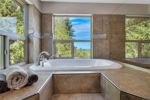 1680 Peligren Pl, Qualicum Beach, BC 