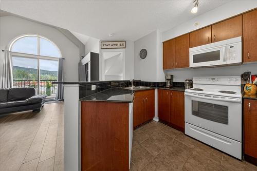 3413-205 Third Avenue, Invermere, BC - Indoor Photo Showing Kitchen