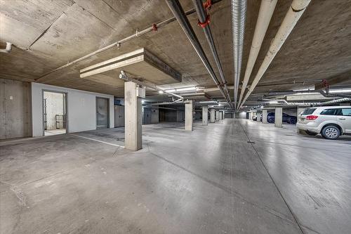 3413-205 Third Avenue, Invermere, BC - Indoor Photo Showing Garage