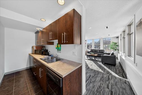 3413-205 Third Avenue, Invermere, BC - Indoor Photo Showing Kitchen With Double Sink