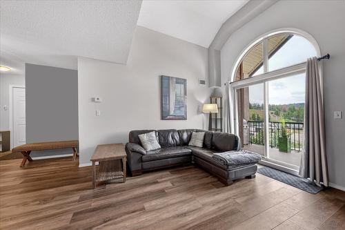 3413-205 Third Avenue, Invermere, BC - Indoor Photo Showing Living Room