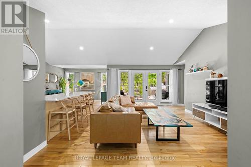 5040 Stonecrest Road, Ottawa, ON - Indoor Photo Showing Living Room