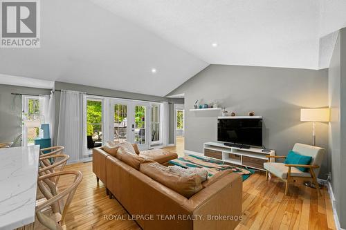 5040 Stonecrest Road, Ottawa, ON - Indoor Photo Showing Living Room