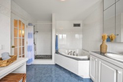 Salle de bains attenante à la CCP - 