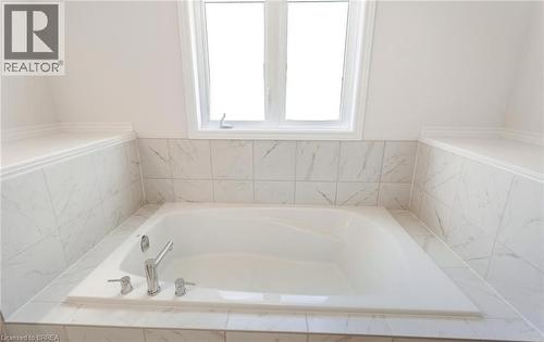 10 Mcgovern Lane, Paris, ON - Indoor Photo Showing Bathroom