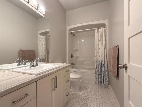 10 Maple Ridge Crescent, Brandon, MB - Indoor Photo Showing Bathroom