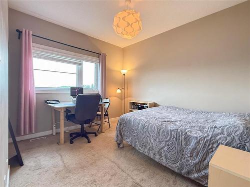 10 Maple Ridge Crescent, Brandon, MB - Indoor Photo Showing Bedroom