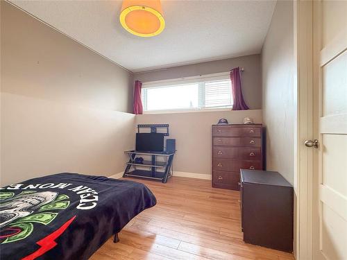 10 Maple Ridge Crescent, Brandon, MB - Indoor Photo Showing Bedroom