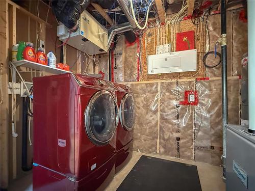 10 Maple Ridge Crescent, Brandon, MB - Indoor Photo Showing Laundry Room