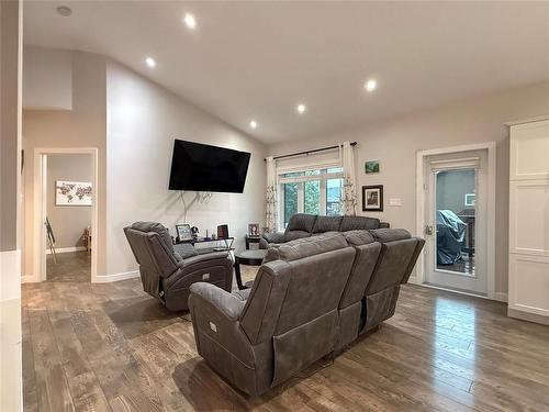 10 Maple Ridge Crescent, Brandon, MB - Indoor Photo Showing Living Room