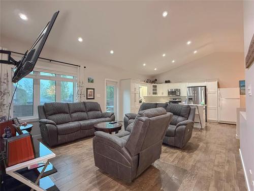 10 Maple Ridge Crescent, Brandon, MB - Indoor Photo Showing Living Room