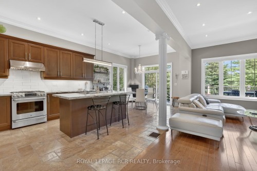 19 Emerald Heights Drive, Whitchurch-Stouffville, ON - Indoor Photo Showing Kitchen