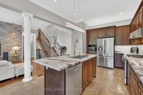 19 Emerald Heights Drive, Whitchurch-Stouffville, ON - Indoor Photo Showing Kitchen With Double Sink With Upgraded Kitchen