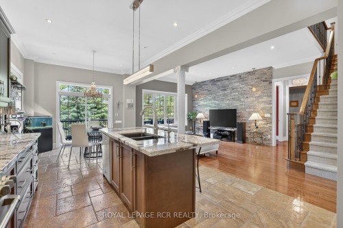 19 Emerald Heights Drive, Whitchurch-Stouffville, ON - Indoor Photo Showing Kitchen With Double Sink With Upgraded Kitchen