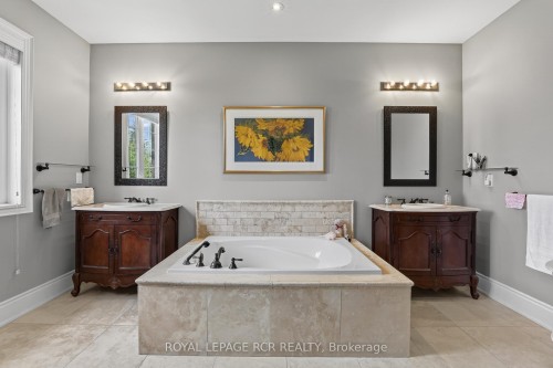 19 Emerald Heights Drive, Whitchurch-Stouffville, ON - Indoor Photo Showing Bathroom