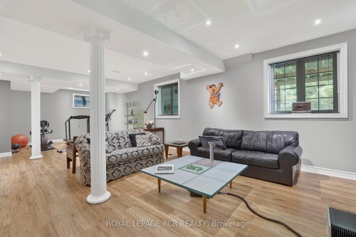 19 Emerald Heights Drive, Whitchurch-Stouffville, ON - Indoor Photo Showing Living Room