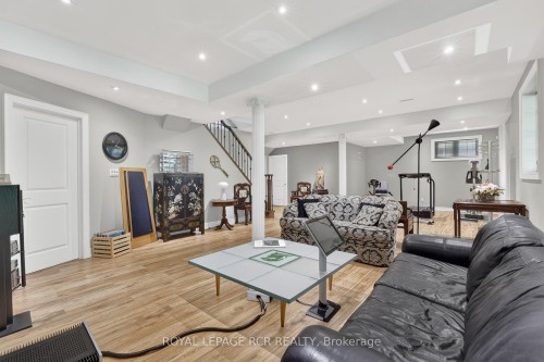 19 Emerald Heights Drive, Whitchurch-Stouffville, ON - Indoor Photo Showing Living Room
