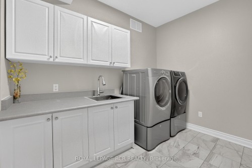 19 Emerald Heights Drive, Whitchurch-Stouffville, ON - Indoor Photo Showing Laundry Room