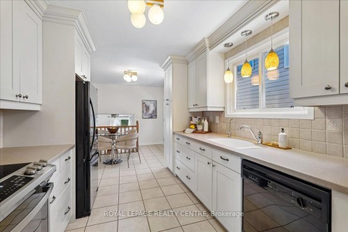 2770 Council Ring Road, Mississauga, ON - Indoor Photo Showing Kitchen With Double Sink