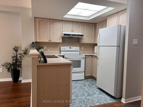 212-900 Bogart Mill Trail, Newmarket, ON - Indoor Photo Showing Kitchen