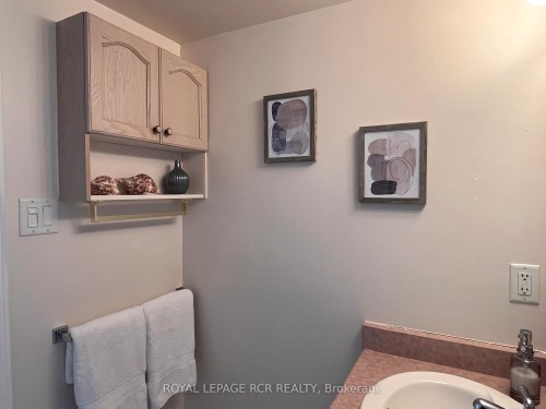 212-900 Bogart Mill Trail, Newmarket, ON - Indoor Photo Showing Bathroom