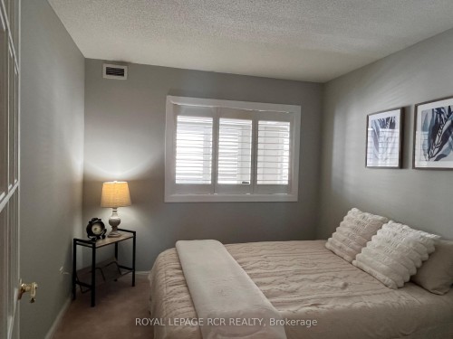 212-900 Bogart Mill Trail, Newmarket, ON - Indoor Photo Showing Bedroom