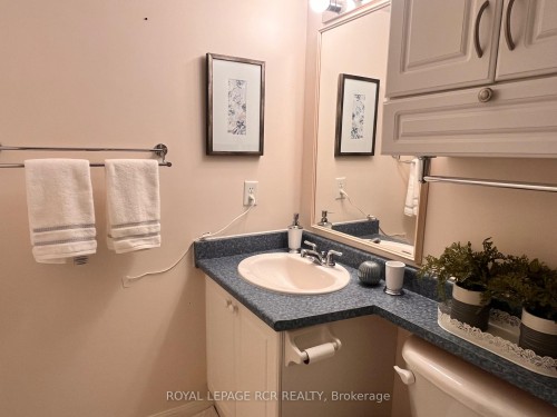 212-900 Bogart Mill Trail, Newmarket, ON - Indoor Photo Showing Bathroom