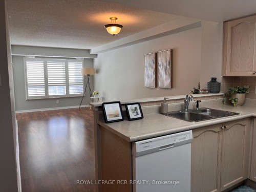 212-900 Bogart Mill Trail, Newmarket, ON - Indoor Photo Showing Kitchen With Double Sink