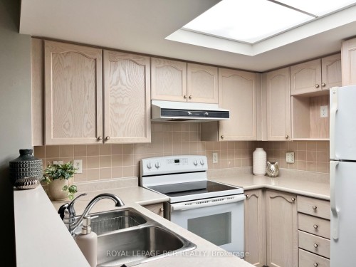 212-900 Bogart Mill Trail, Newmarket, ON - Indoor Photo Showing Kitchen With Double Sink
