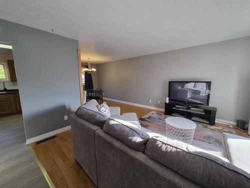 59 Hemlo Drive, Marathon, ON - Indoor Photo Showing Living Room