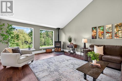 8122 Eramosa Garafraxa Townline, Centre Wellington, ON - Indoor Photo Showing Living Room
