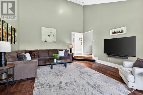 8122 Eramosa Garafraxa Townline, Centre Wellington, ON - Indoor Photo Showing Living Room