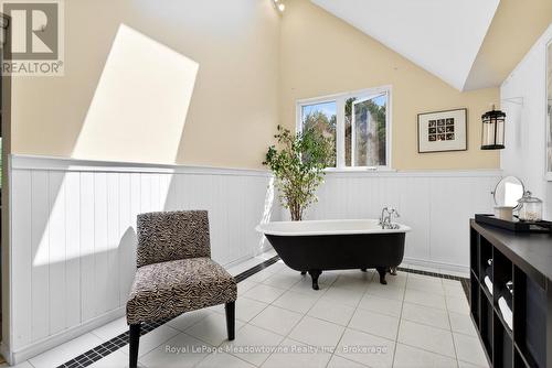 8122 Eramosa Garafraxa Townline, Centre Wellington, ON - Indoor Photo Showing Other Room