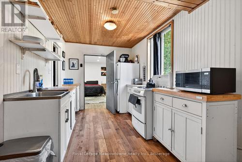 8122 Eramosa Garafraxa Townline, Centre Wellington, ON - Indoor Photo Showing Kitchen With Double Sink